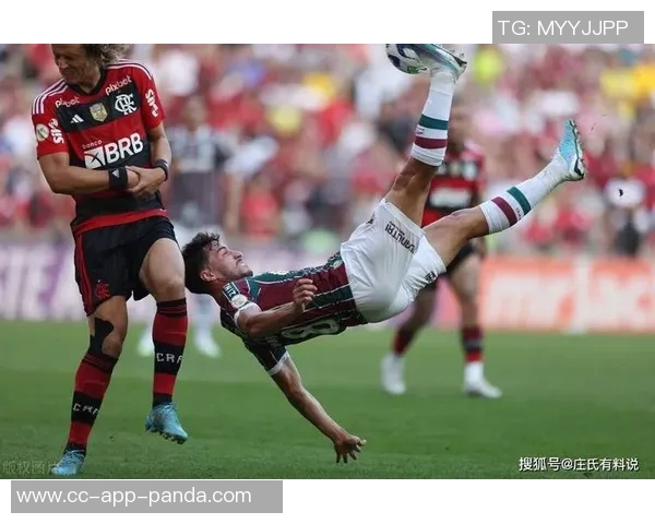 弗拉门戈门将失误送礼对手轻松进球引发全场哄笑 弗拉门戈门将失误送礼对手轻松进球引发全场哄笑