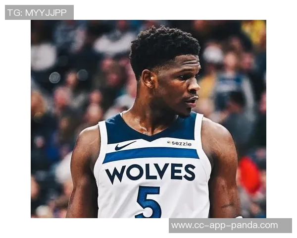 爱德华兹表现出色半场8投4中三分球命中率高达60贡献16分4篮板